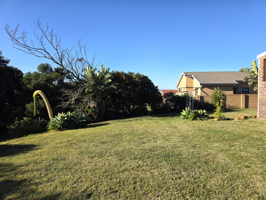 To Let 4 Bedroom Property for Rent in Wavecrest Eastern Cape